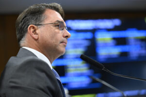 “Flávio Bolsonaro Revela: ‘Brasileiro Não Sobrevive Só de Números!’”