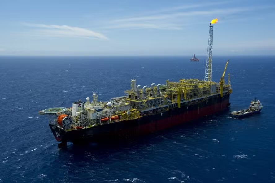 75860444 01 11 2014 plataforma da petrobras em atuacao no campo de lula no pre sal navio de produc 2