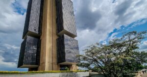 A Tempestade Global que Complica a Selic: O Desafio do Copom! 8 7UHPVHIQAFFKLLDFYGKZC3RE4Q