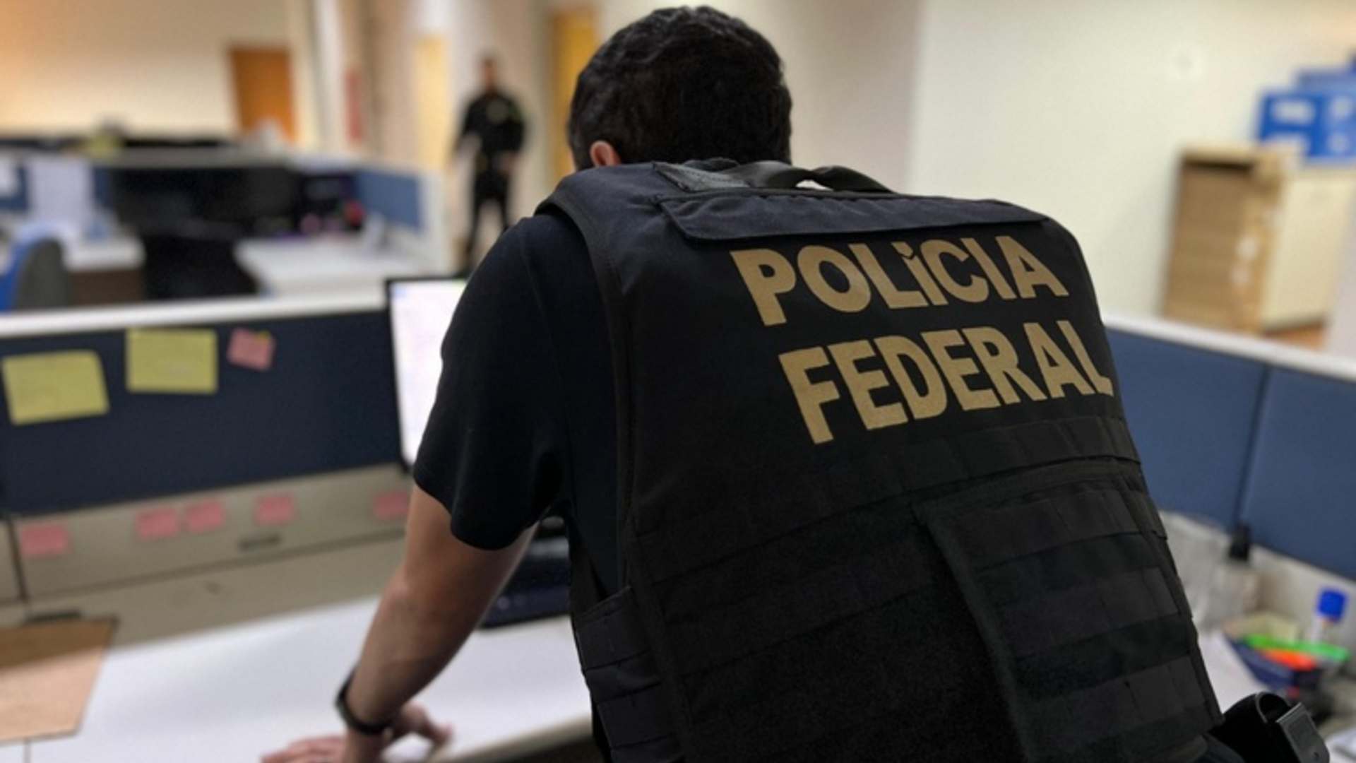 Polícia Federal derruba esquema e bloqueia quase R$ 1 bilhão em lavagem com criptomoedas! 2 Agente da PF em segunda fase da Operacao Narco Azimut