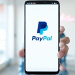 Aplicativo da PayPal na mao de uma pessoa