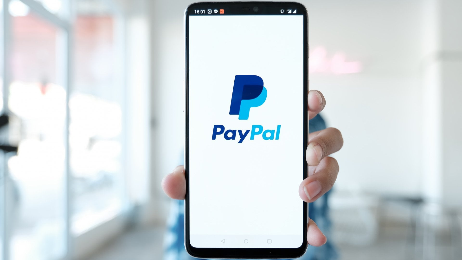 Aplicativo da PayPal na mao de uma pessoa
