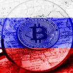 Bandeira da Russia com lupa e bitcoin em destaque