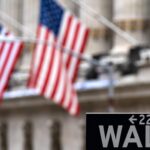 Bandeiras dos EUA na NYSE em Wall Street