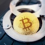 MP Derruba Império Cripto: R$ 6,5 Milhões Apreendidos em São Paulo! 2 Bitcoin com algemas a