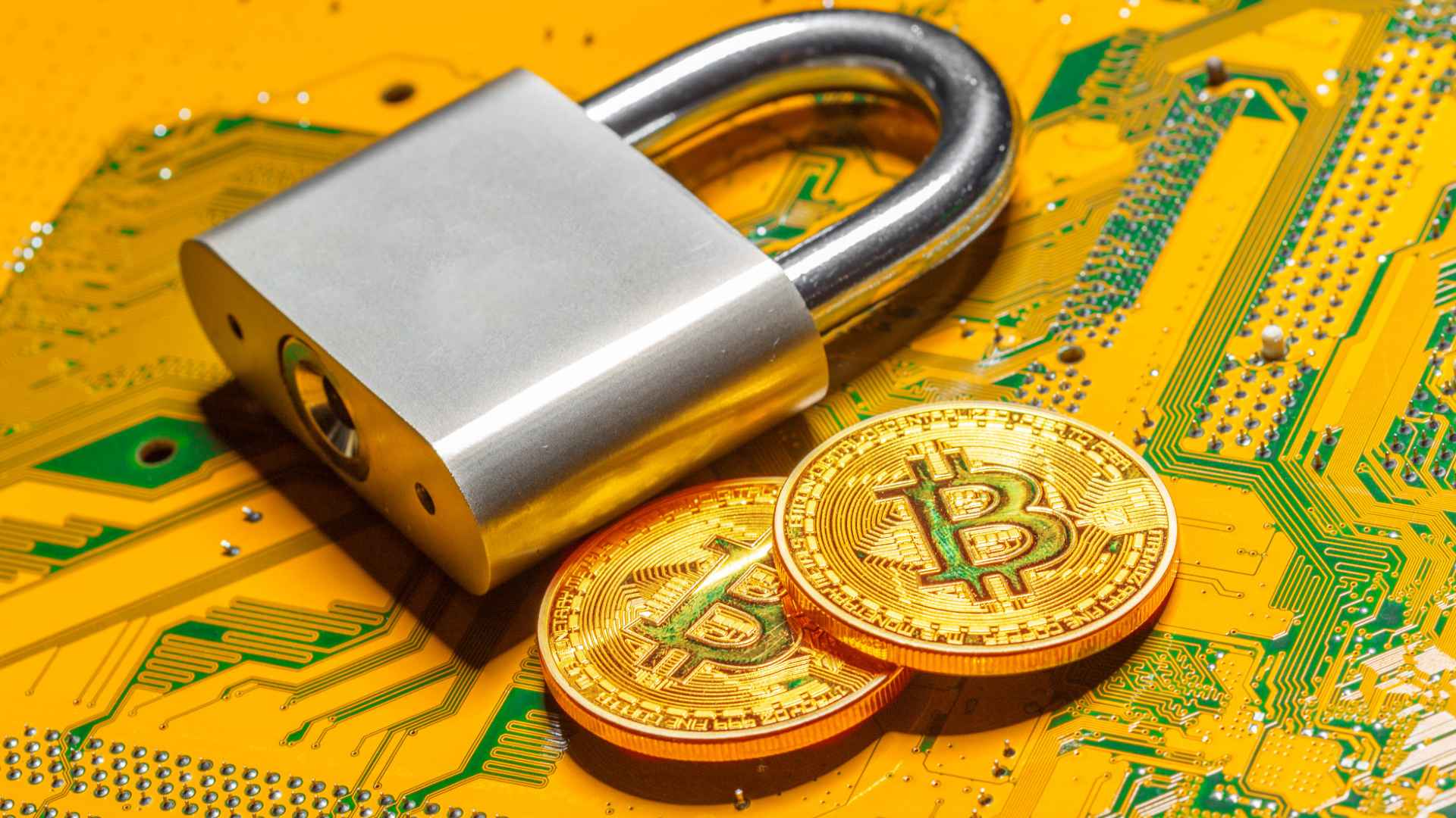 Governo Intensifica Pressão: Empresas de Bitcoin Sob Nova Regra e Fiscalização Rigorosa! 2 Bitcoin proximo de cadeado com placa de circuito eletronico