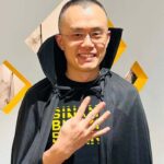 CZ com capa preta fazendo numero 4 com maos