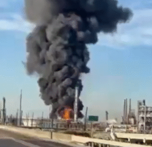 Explosão Chocante: Refinaria da Valero em Chamas em Port Arthur, Texas!