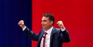 Flávio se Declara “Bolsonaro 2.0” nos EUA e Lança Ataque Furioso Contra as Elites e a “Agenda Woke”!