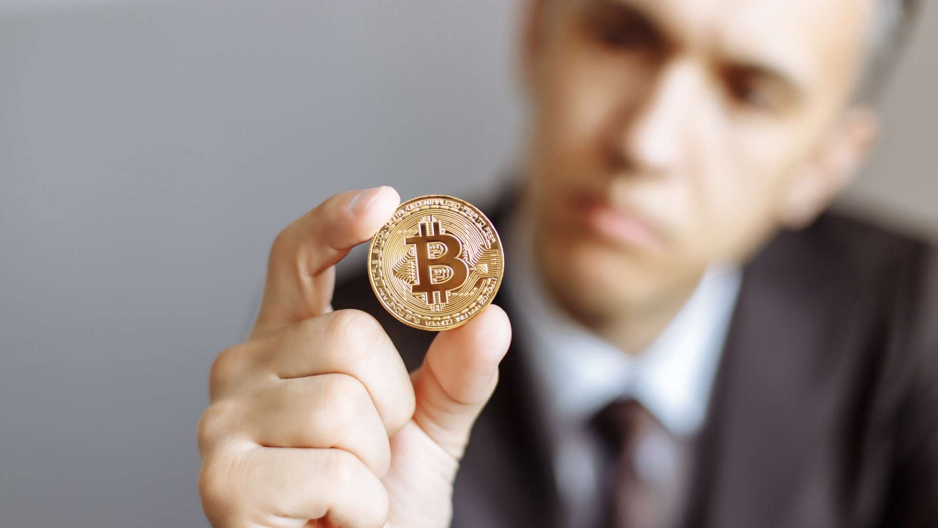 Homem desfocado olhando bitcoin