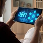 Trader perde impressionantes US$ 50 milhões e queda para apenas US$ 36 mil por erro em swap de cripto! 5 Homem olhando para dispositivo com escrita DeFi