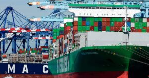 Justiça Americana Revira o Jogo: Suspensa Ordem de Reembolso de Tarifas de Trump!