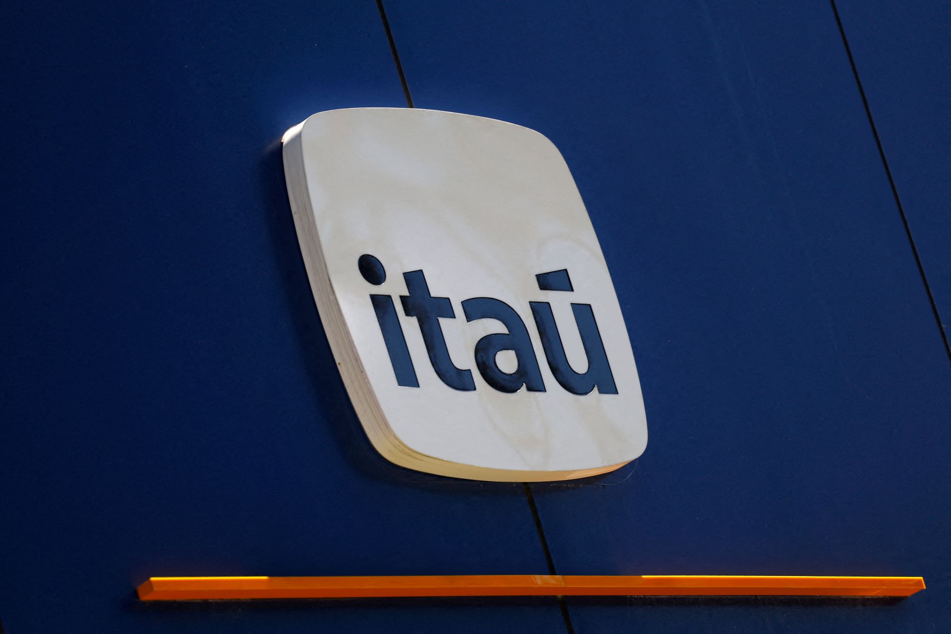 Itau Logo