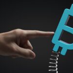 Mao empurrando bitcoin sobre uma mola volatilidade