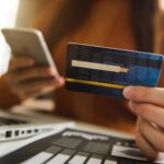 Mulher segurando cartao na mao