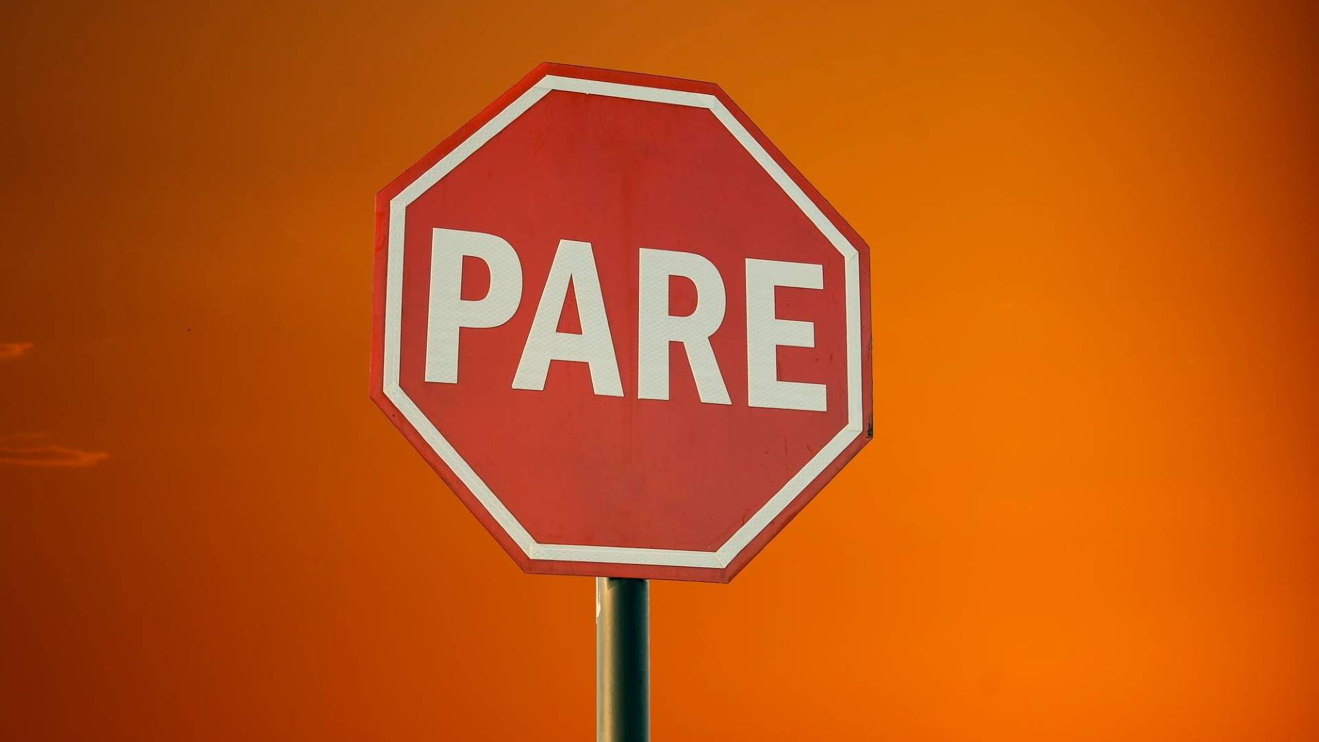 Placa de PARE no transito brasileiro