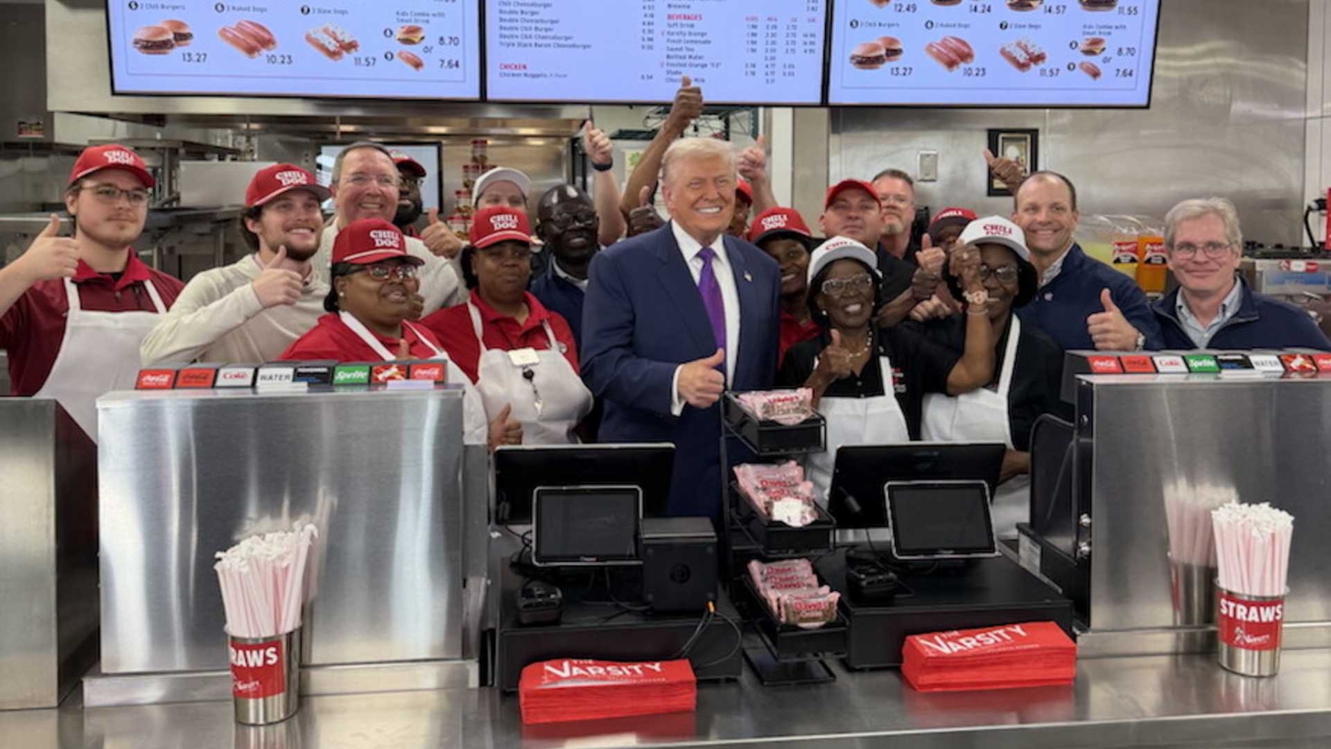 Trump com funcionarios de rede de fast food