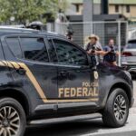 Viatura da PF em frente predio