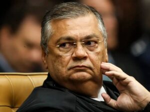 Blogueiro Mysterioso Silencia à PF Após Revelações Sobre Carro de Dino!