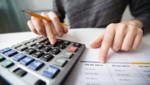 closeup contador maos contagem calculadora e1676557573425