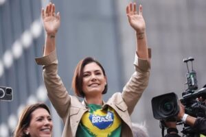 Michelle celebra melhora surpreendente na saúde de Jair Bolsonaro: “sem soluços”!
