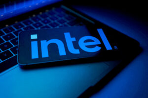 Intel dispara 24% e atinge novo recorde após previsão explosiva!