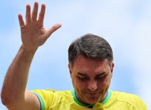 Crise entre Nikolas e Jair Renan: Flávio clama por união em meio a turbulência!