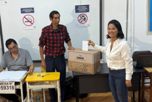 Peru sob tensão: Cédulas eleitorais em disputa adiam resultados para maio!