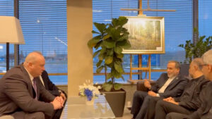 Urgente: Ministro Iraniano Chega à Rússia e Trump Convoca para Negociações!