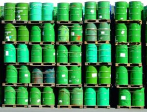 Crude dispara 7% após bloqueio naval de Trump no Hormuz; Bitcoin despenca ainda mais!