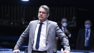 Escândalo à Vista: Esposa de Moraes Processa Alessandro Vieira!