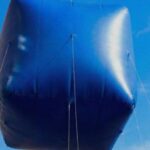 Nova Era das Finanças: Stablecoins, Tokenização e a Revolução dos Desenvolvedores! 2 Balao quadrado azul simbolo da Base