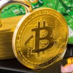 Bitcoin com cadeado proximo de placas de circuito eletronicos