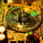 Bitcoin com destaques verde e amarelo