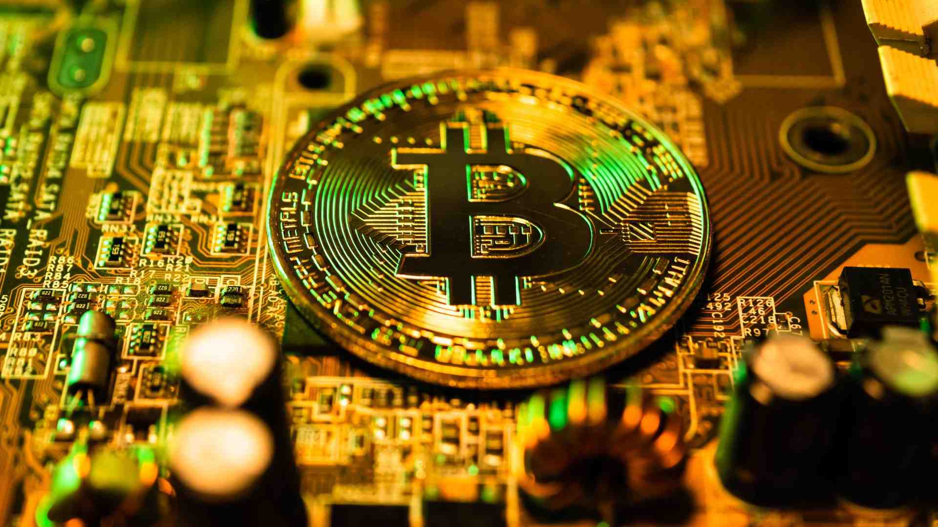 Bitcoin com destaques verde e amarelo