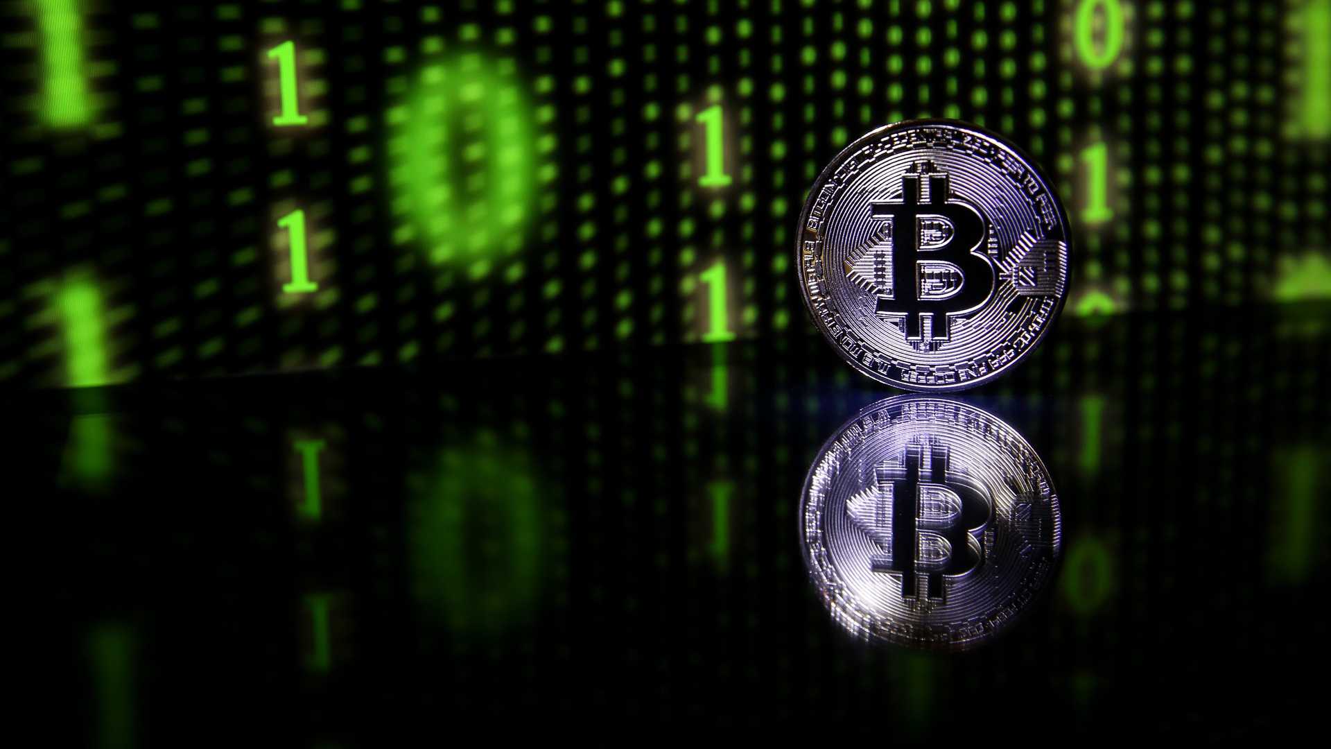 Bitcoin com fundo de matrix binario