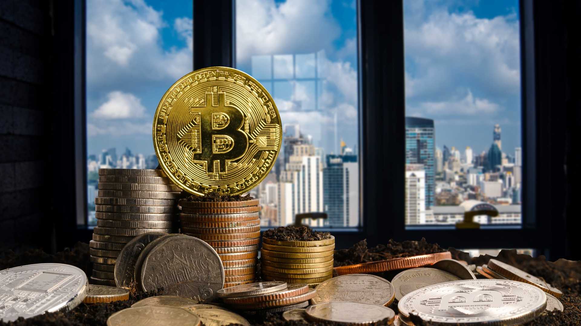 Bitcoin em edificio com vista para cidade a