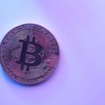 Nubank é obrigado a reabrir conta de músico cripto e ainda paga indenização! 3 Bitcoin em pagina roxa