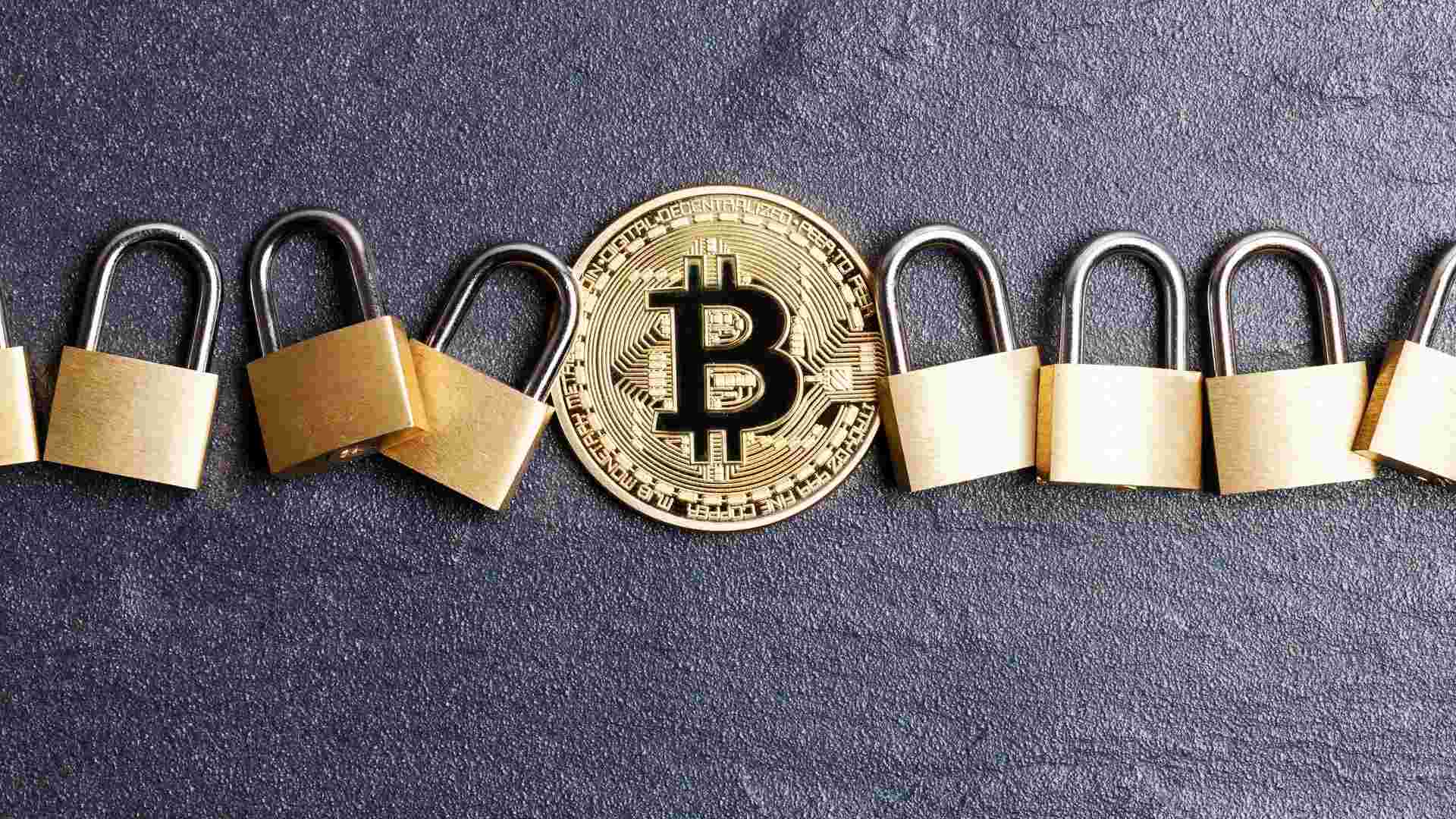 Bitcoin no meio de cadeados travados