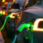 Deputado Propõe Revolução: "RG" de Baterias Elétricas com Blockchain é a Nova Sensação! 4 Carros eletricos enfileirados para carregar baterias