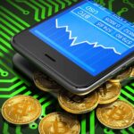 Celular com grafico de Dolar e Bitcoin e moedas digitais proximas circuito de mineracao ao fundo
