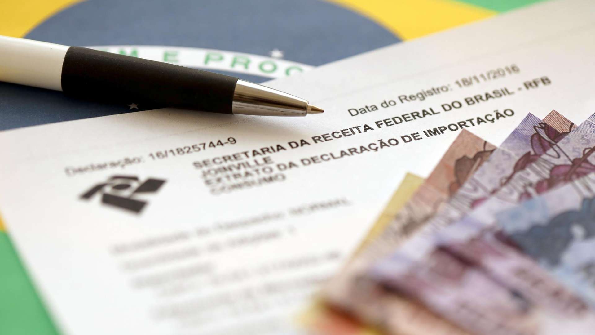Prazo Bombástico: Receita Federal Revela Início da Declaração DeCripto em 2026! 2 Documento da Receita Federal do Brasil com notas de Real e bandeira do pais