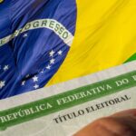 Documento do titulo eleitoral brasileiro com bandeira do Brasil em destaque