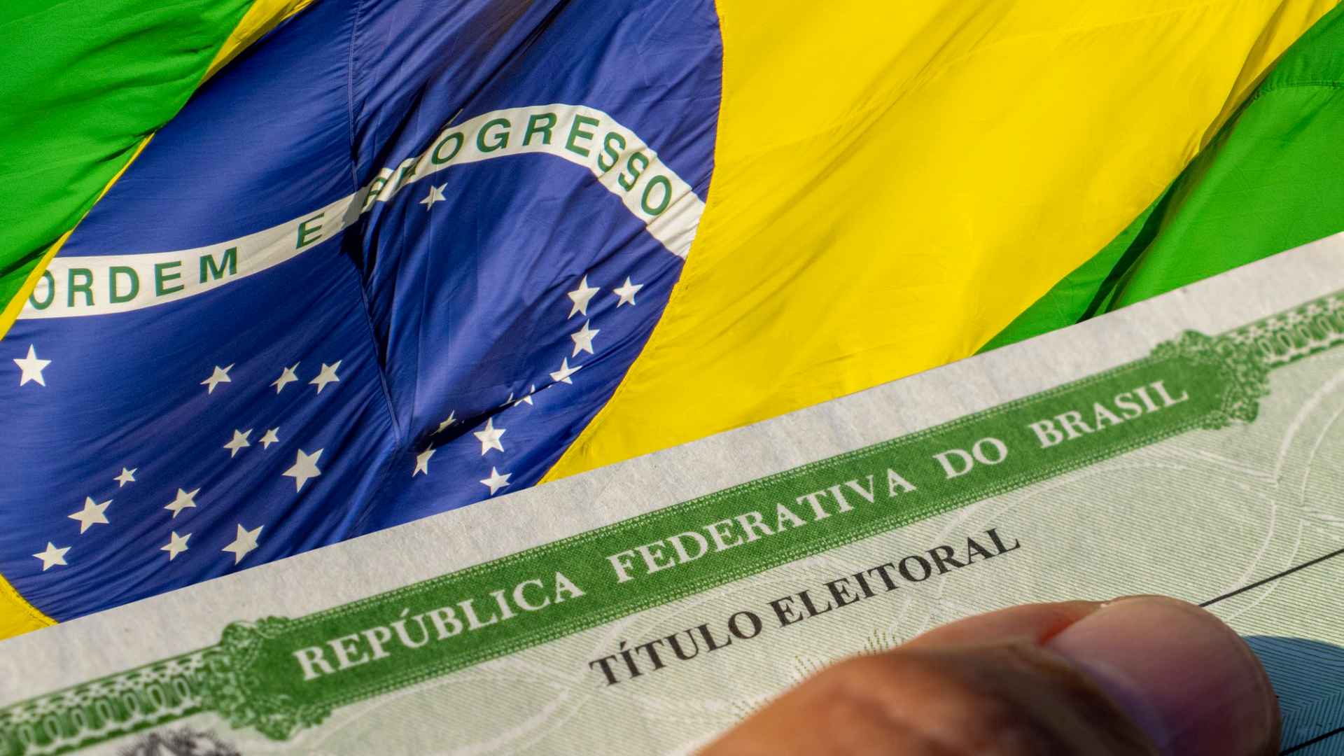 Documento do titulo eleitoral brasileiro com bandeira do Brasil em destaque