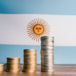 Milei Faz o FMI Dançar e Arrecada US$ 1 Bilhão para a Argentina! 3 Firefly bandeira da argentina com dinheiro sendo empilhado 25253