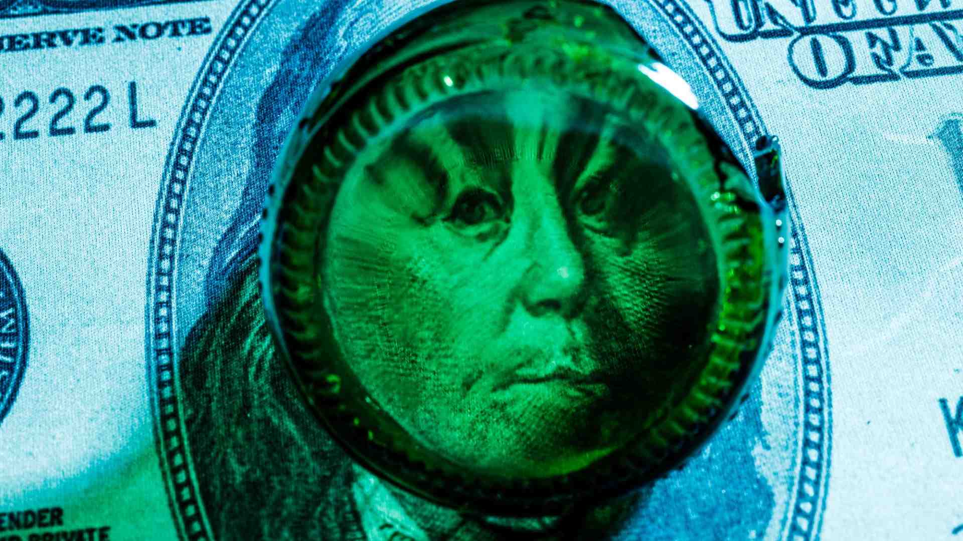 Estudo Revela: Surpreendentes 74% das Stablecoins Não São Para Transferências Reais! 2 Fundo de garrafa sobre nota de Dolar