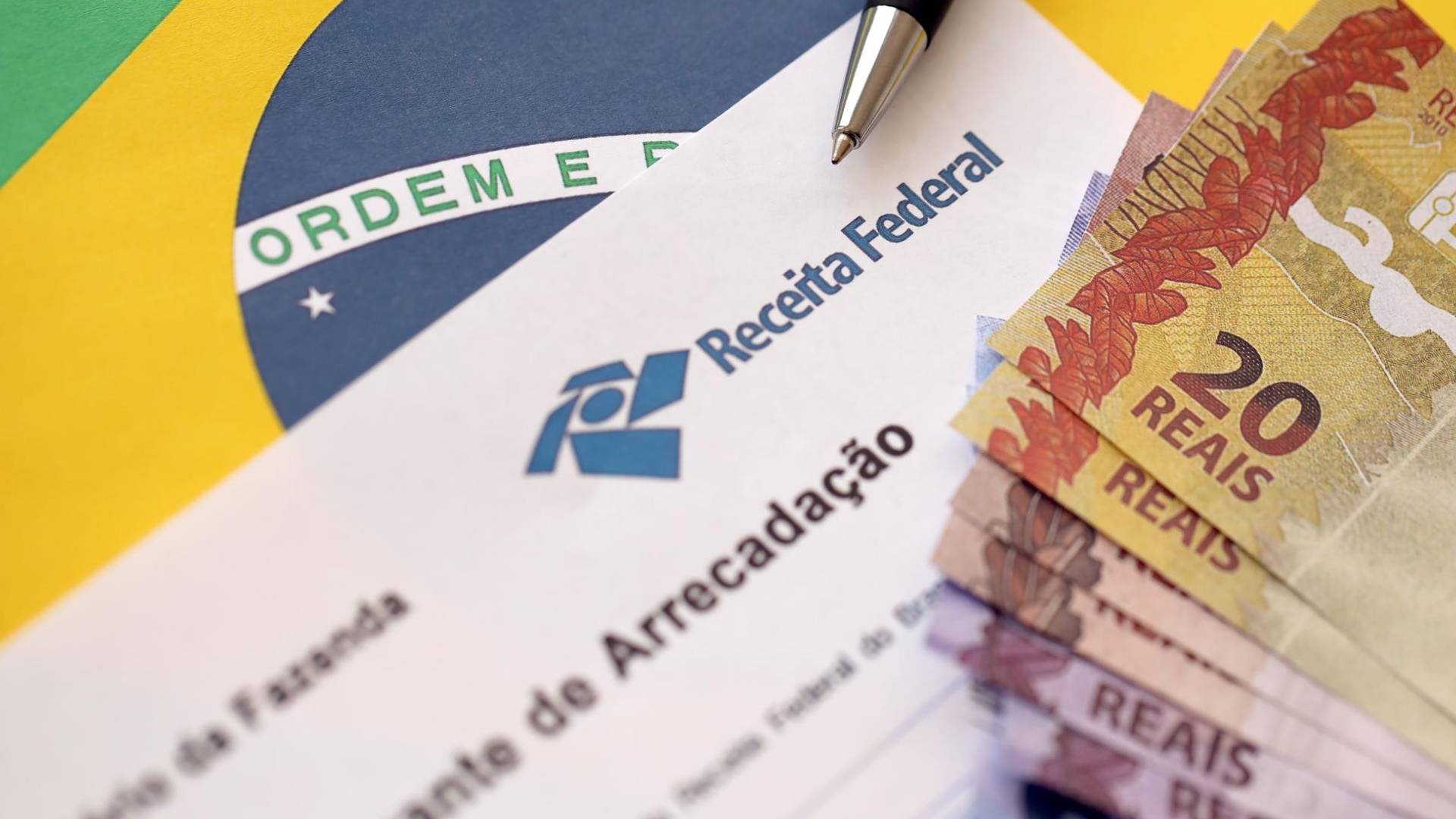 Guia de arrecadacao da Receita Federal do Brasil notas de dinheiro e bandeira do Brasil