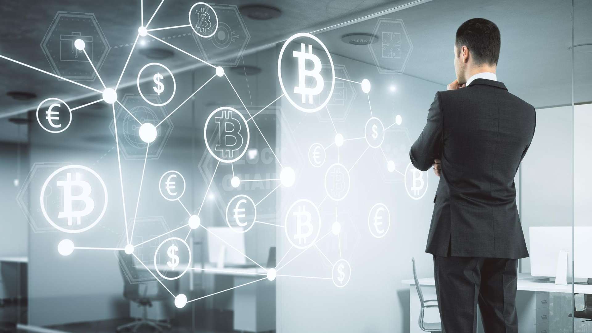 Homem em pe analisando bitcoin e criptomoedas