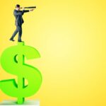 Homem procurando dinheiro