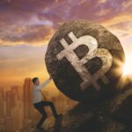 Bitcoin: O Grande Paradoxo de Março que Desafiou o Mercado! 2 Homem rolando pedra com simbolo do bitcoin em morro